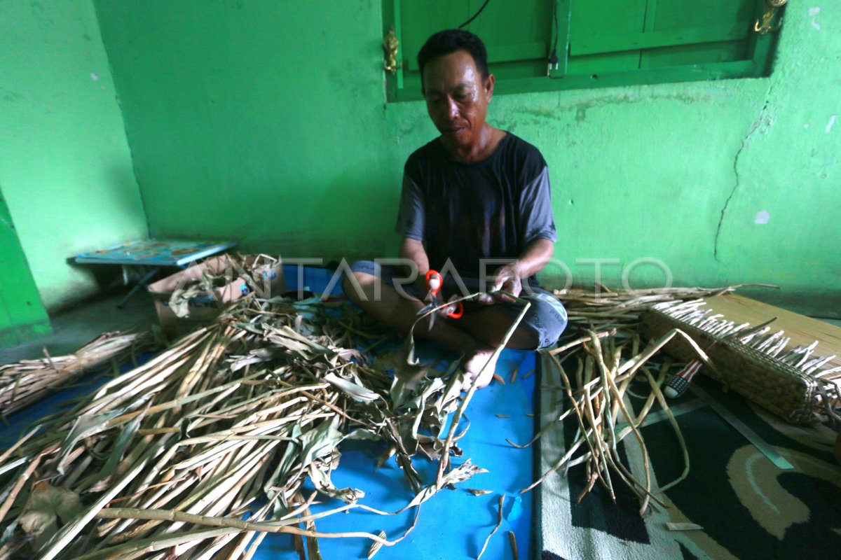 Produksi Kerajinan Eceng Gondok Antara Foto