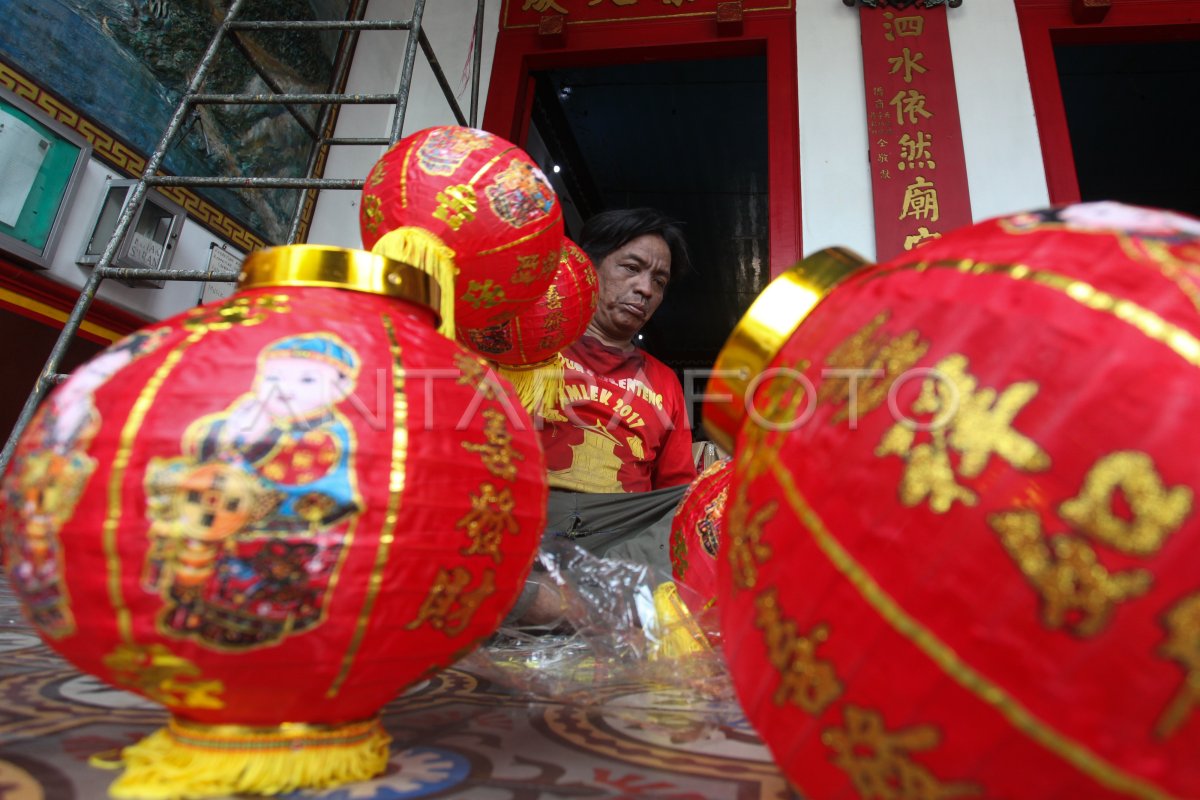 Pemasangan Lampion Sambut Imlek Antara Foto