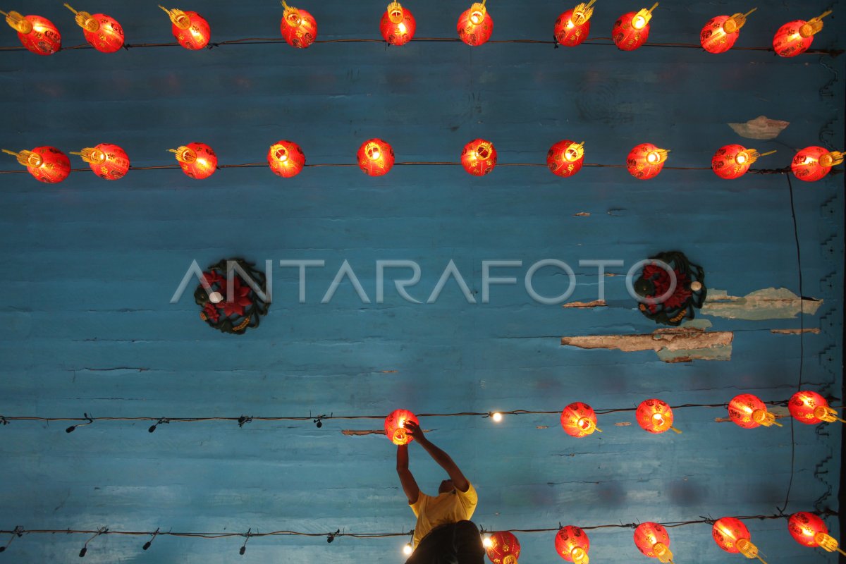 Pemasangan Lampion Sambut Imlek Antara Foto