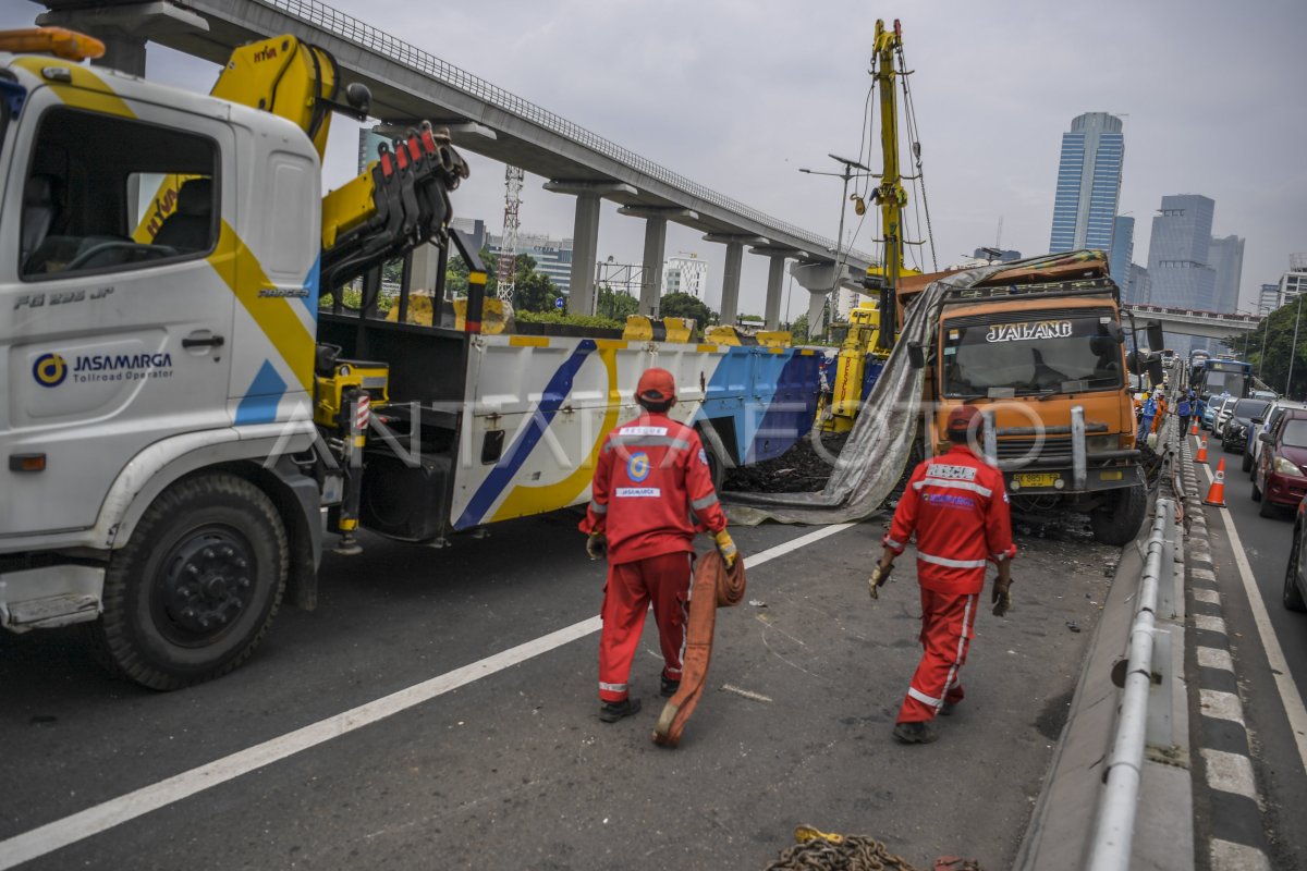 KECELAKAAN TRUK DI TOL DALAM KOTA JAKARTA | ANTARA Foto