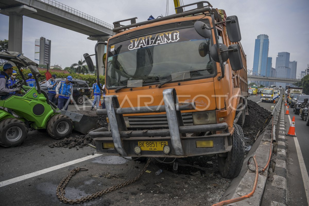 KECELAKAAN TRUK DI TOL DALAM KOTA JAKARTA | ANTARA Foto