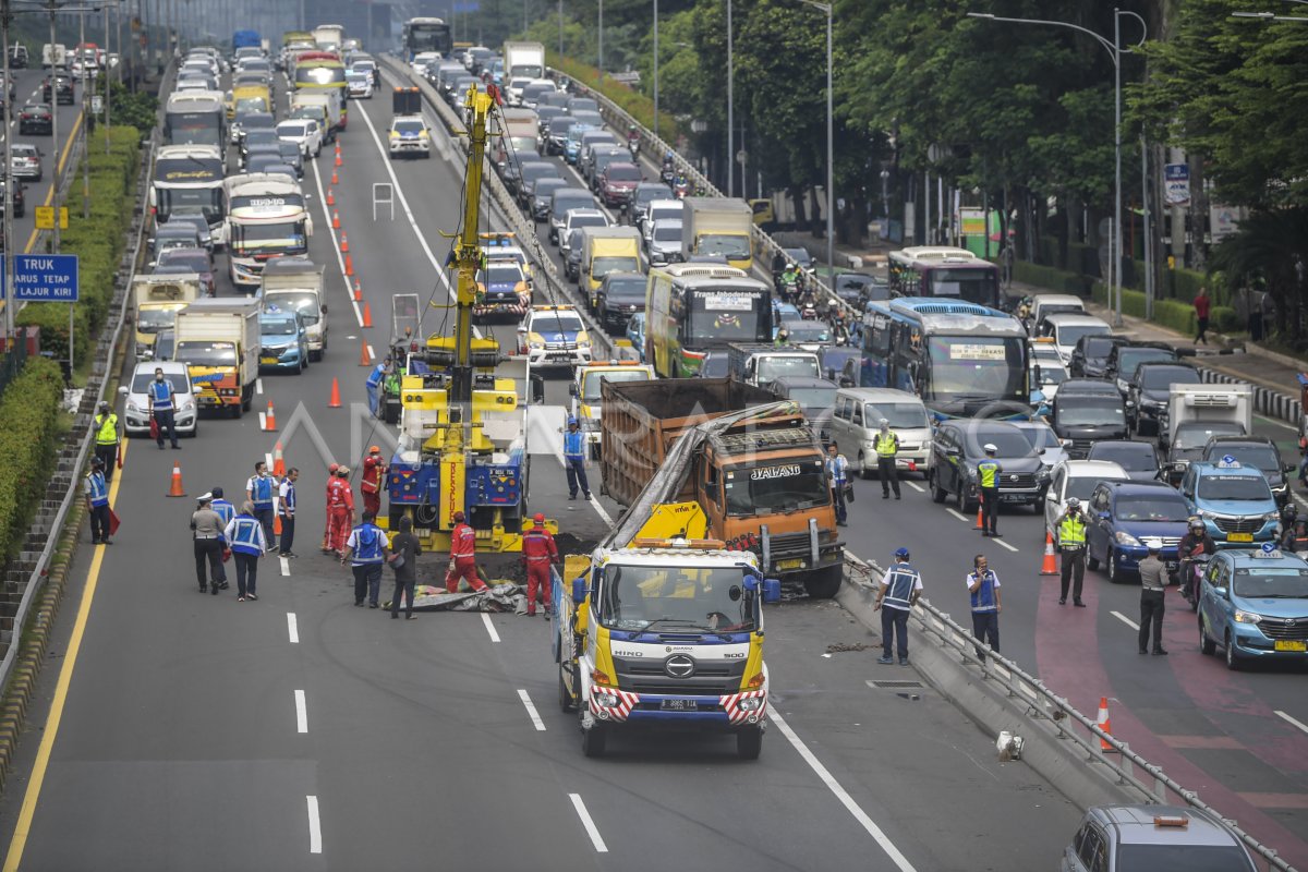 KECELAKAAN TRUK DI TOL DALAM KOTA JAKARTA | ANTARA Foto