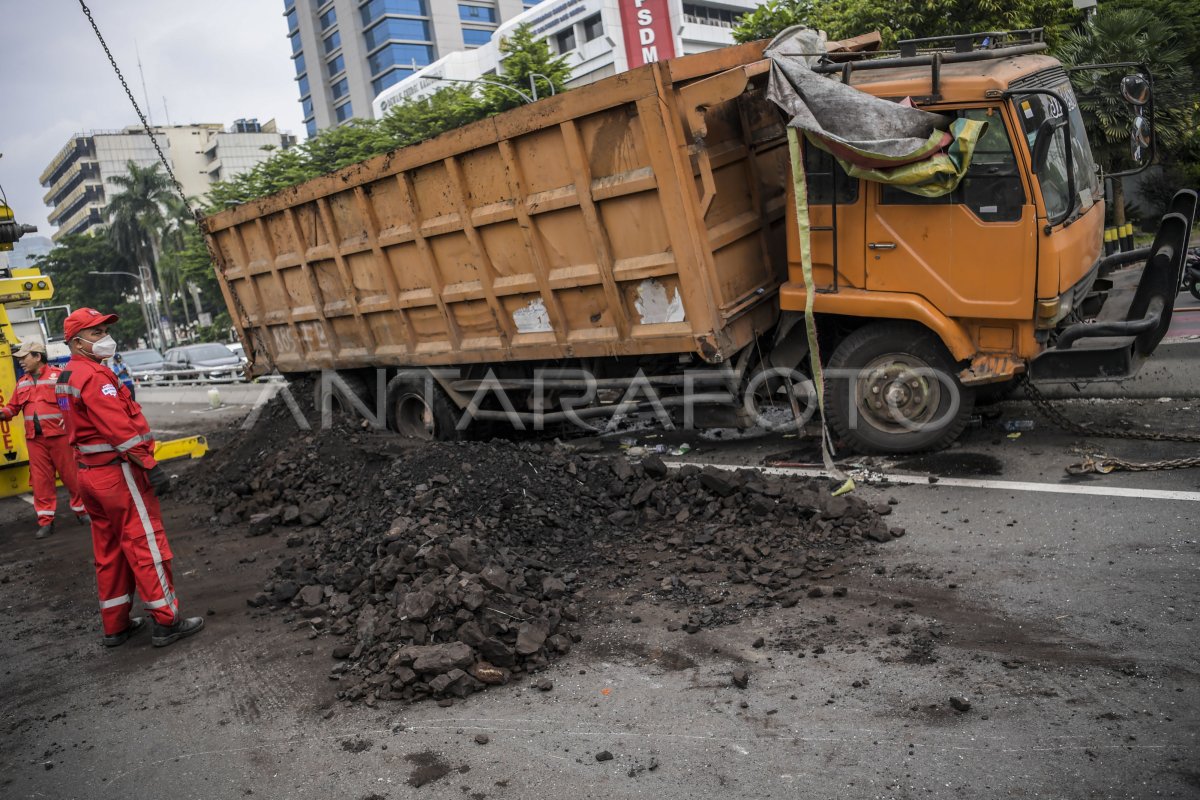 KECELAKAAN TRUK DI TOL DALAM KOTA JAKARTA | ANTARA Foto