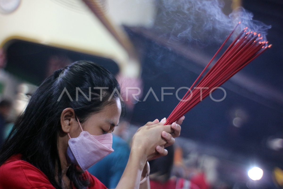 Ibadah Malam Tahun Baru Imlek Di Bogor Antara Foto