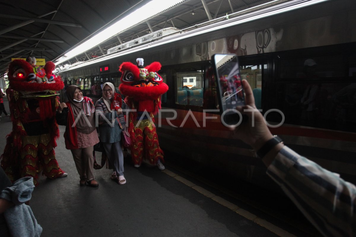 ATRAKSI BARONGSAI DI STASIUN KERETA API