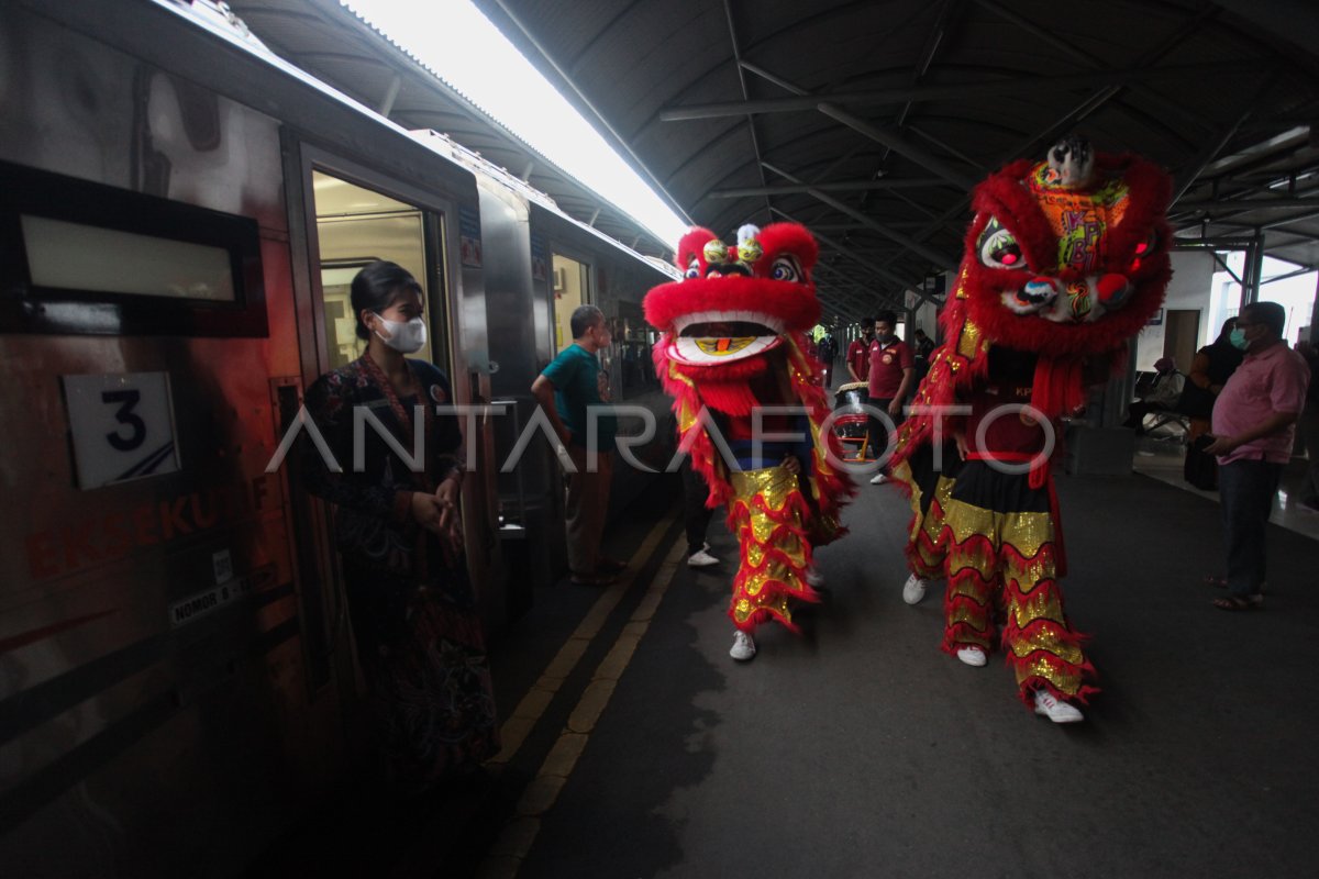 ATRAKSI BARONGSAI DI STASIUN KERETA API