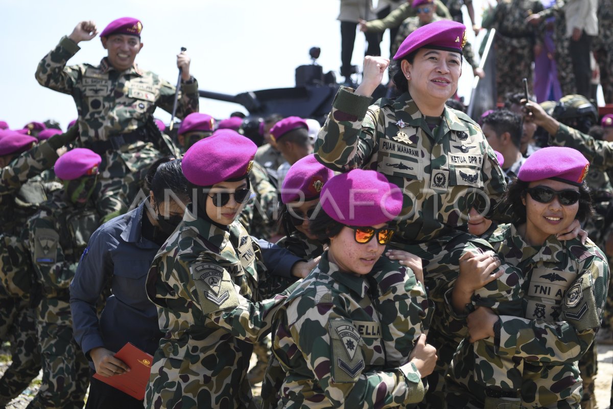 PENGANGKATAN WARGA KEHORMATAN KORPS MARINIR | ANTARA Foto