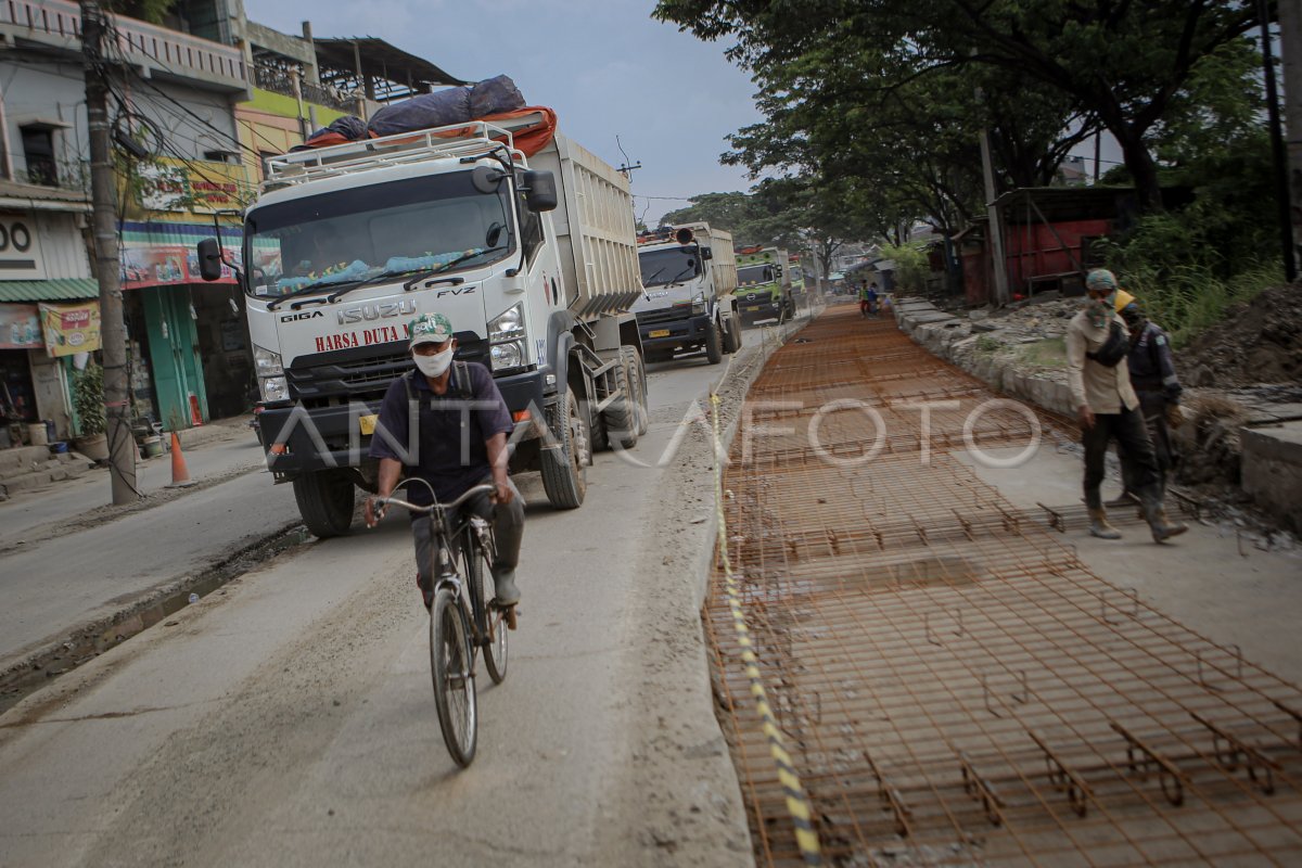 ANGGARAN PERBAIKAN JALAN DAERAH PADA 2023 | ANTARA Foto