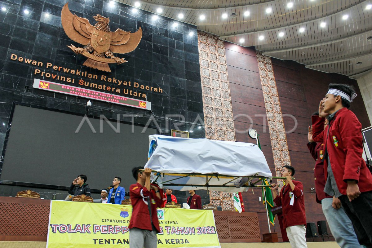 UNJUK RASA TOLAK PERPPU CIPTA KERJA | ANTARA Foto