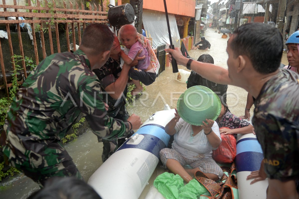 BANJIR DI MANADO  ANTARA Foto