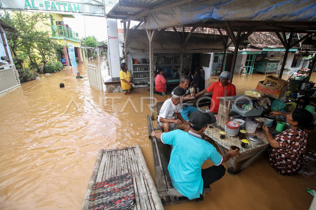 BANJIR DI GRATI PASURUAN ANTARA Foto BANJIR DI GRATI PASURUAN ANTARA Foto