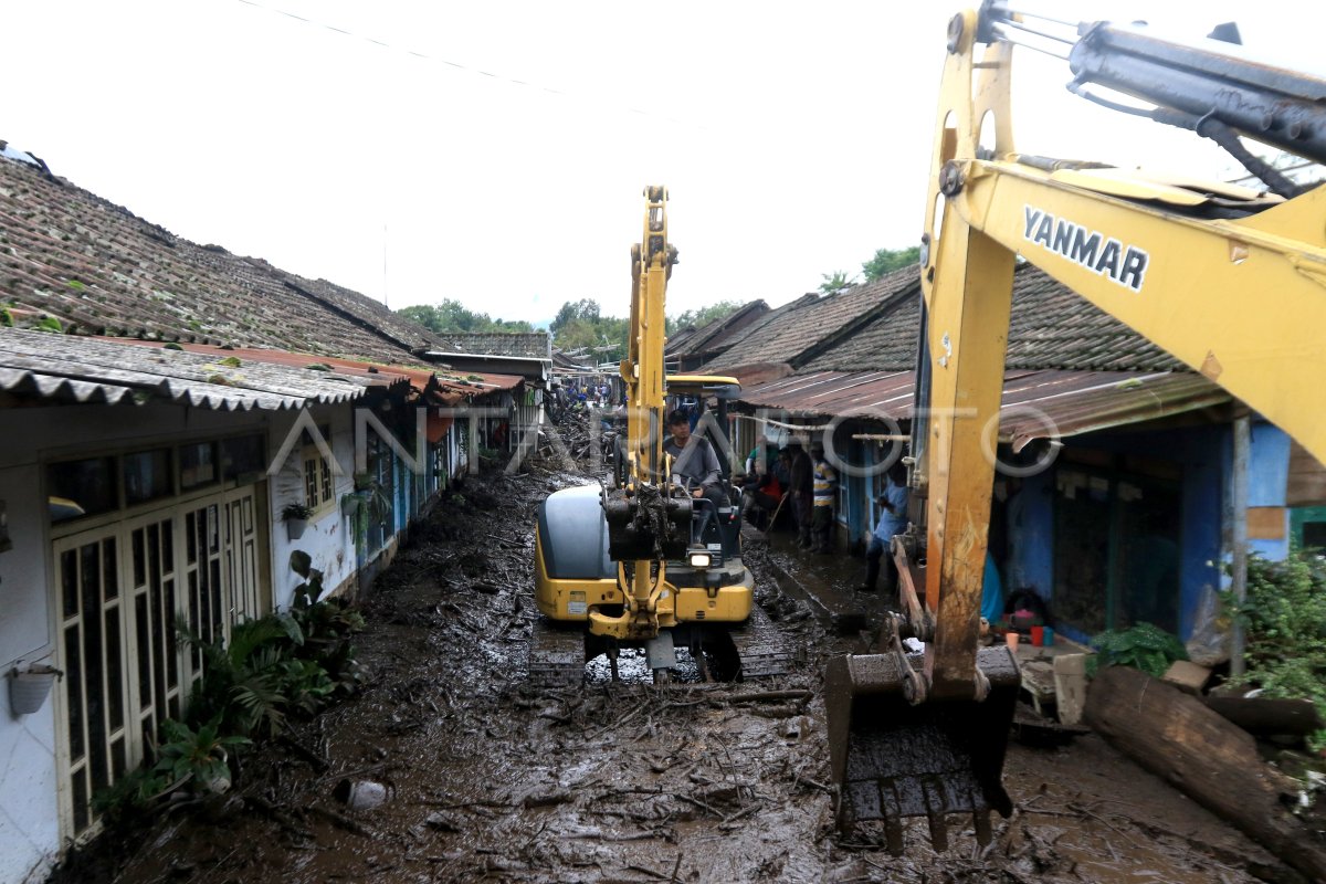 Dampak Banjir Bandang Bondowoso Antara Foto