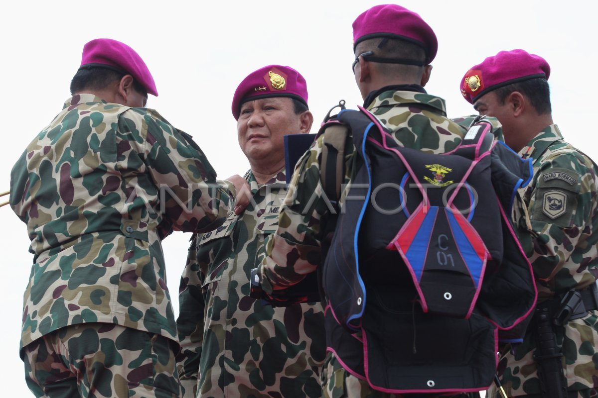 PENGANGKATAN WARGA KEHORMATAN KORPS MARINIR | ANTARA Foto