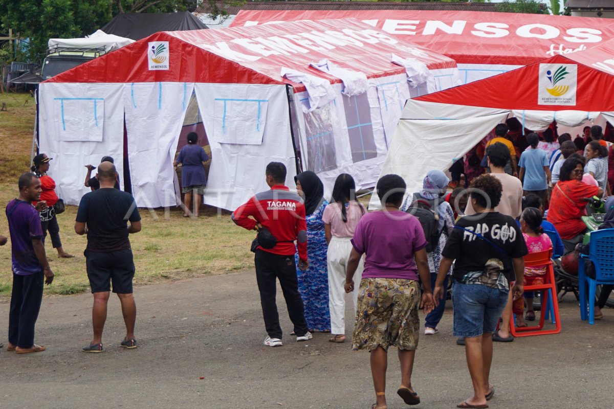 Pengungsi Gempa Bumi Di Jayapura Bertambah Antara Foto