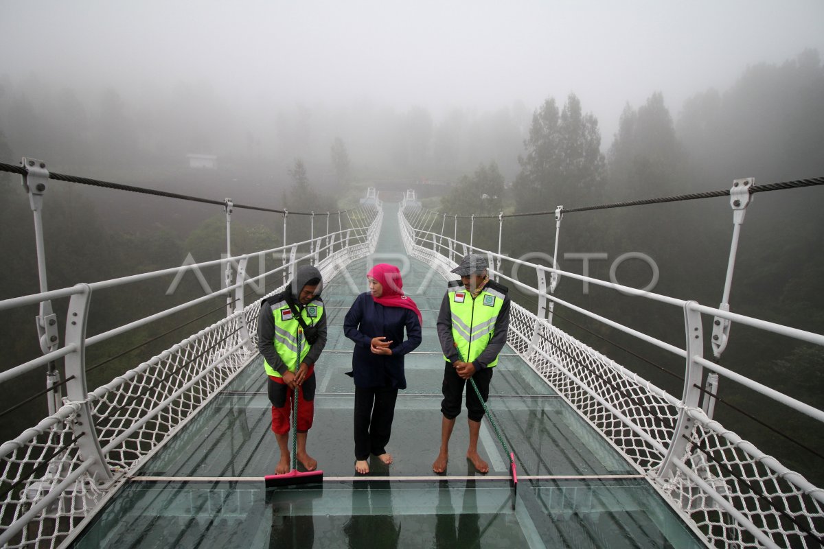 GUBERNUR JAWA TIMUR TINJAU JEMBATAN GANTUNG KACA DI BROMO