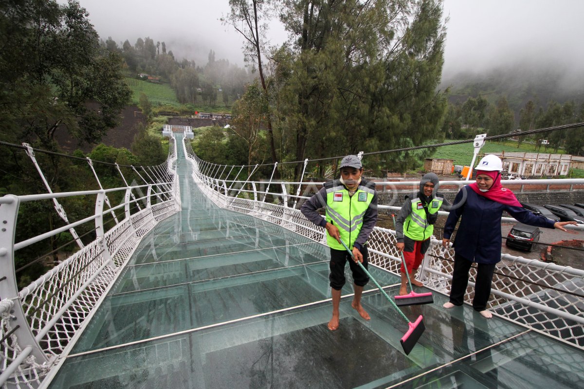 GUBERNUR JAWA TIMUR TINJAU JEMBATAN GANTUNG KACA DI BROMO