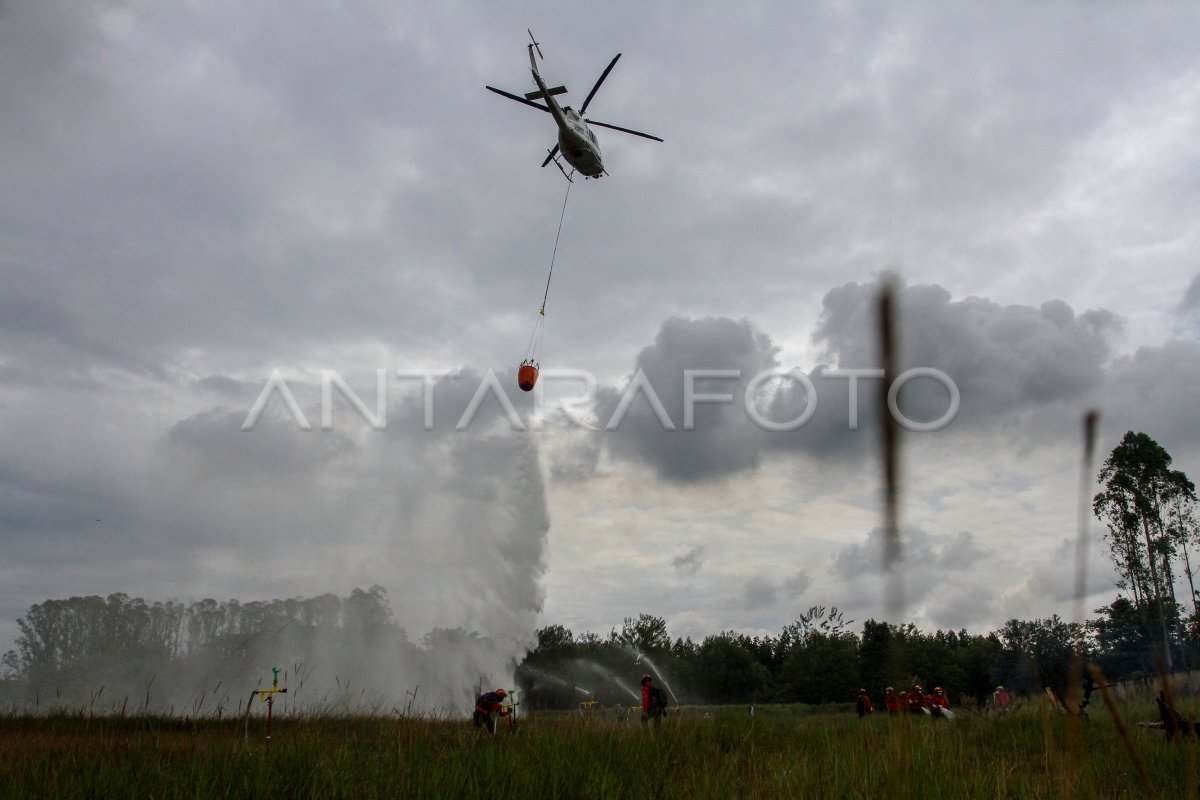 SIMULASI PEMADAMAN KEBAKARAN HUTAN DAN LAHAN | ANTARA Foto