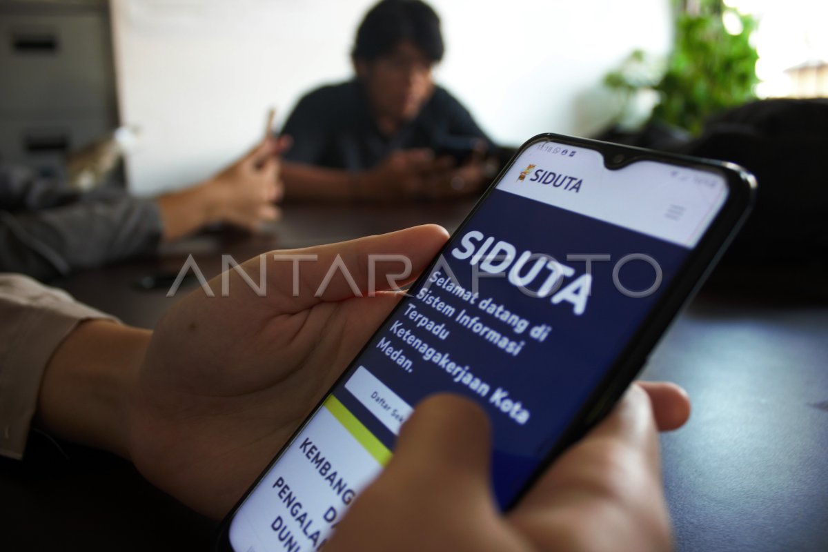 PEMANFAATAN APLIKASI SIDUTA PENCARI KERJA | ANTARA Foto