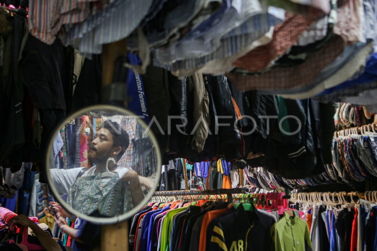 PENJUALAN PAKAIAN IMPOR BEKAS | ANTARA Foto