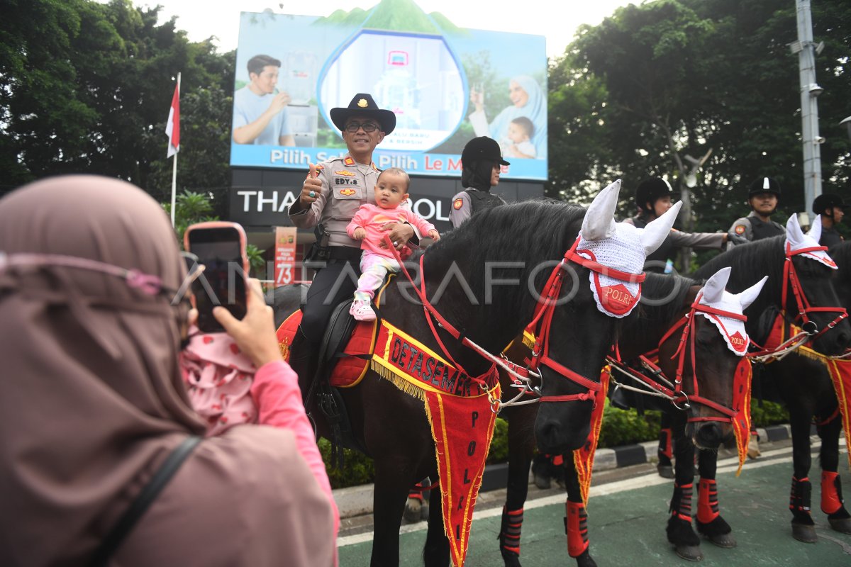 PASUKAN POLISI BERKUDA DI CAR FREE DAY | ANTARA Foto