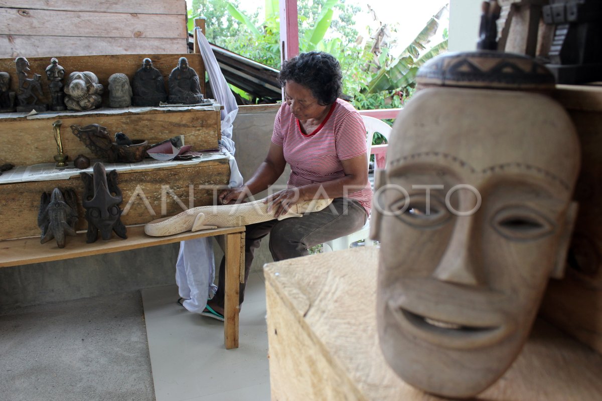 KERAJINAN GORGA KHAS BATAK TOBA | ANTARA Foto