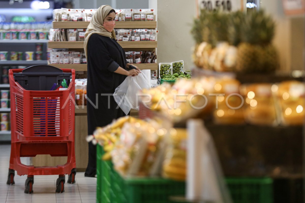 KONSUMSI RUMAH TANGGA DORONG PERTUMBUHAN EKONOMI 2023 | ANTARA Foto