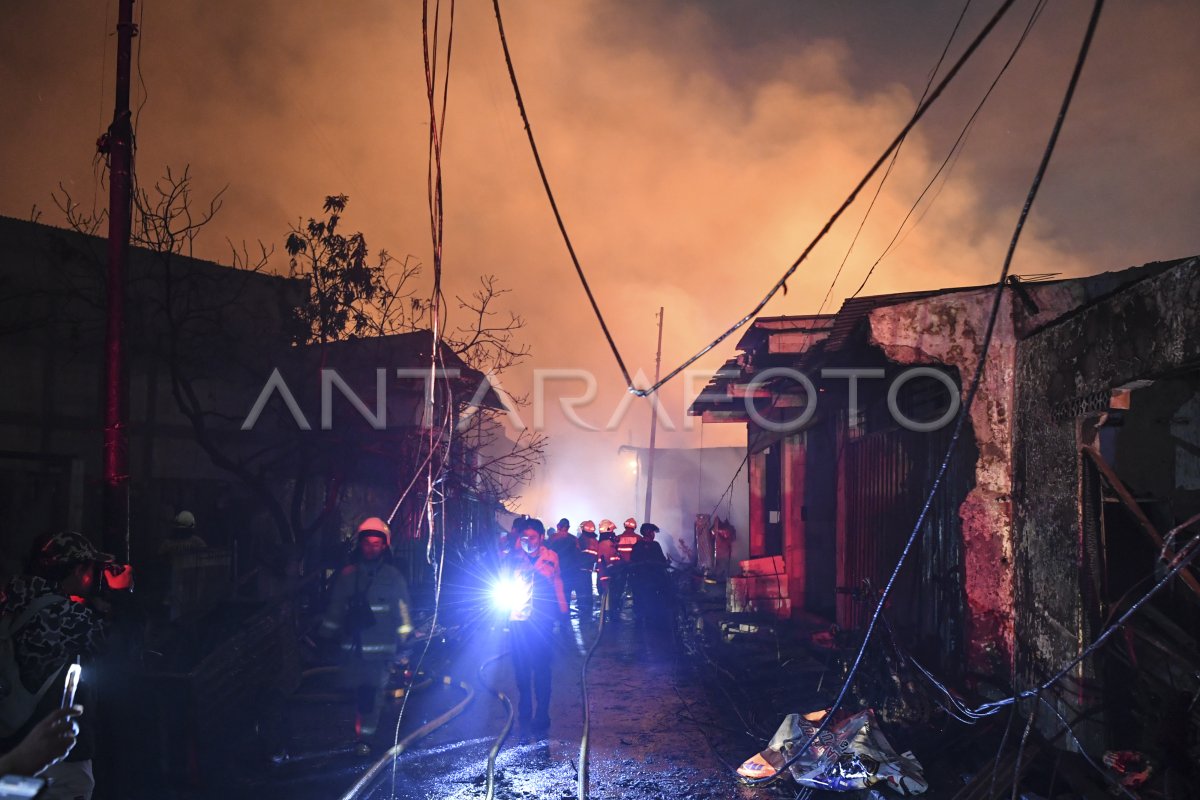 KORBAN KEBAKARAN DEPO PERTAMINA | ANTARA Foto