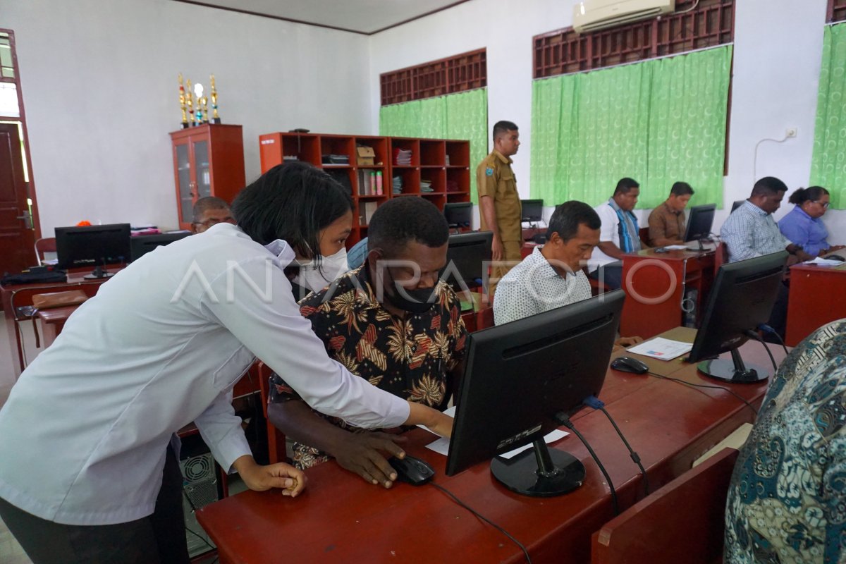 SELEKSI TERTULIS CALON ANGGOTA KPU PAPUA BARAT DAYA | ANTARA Foto