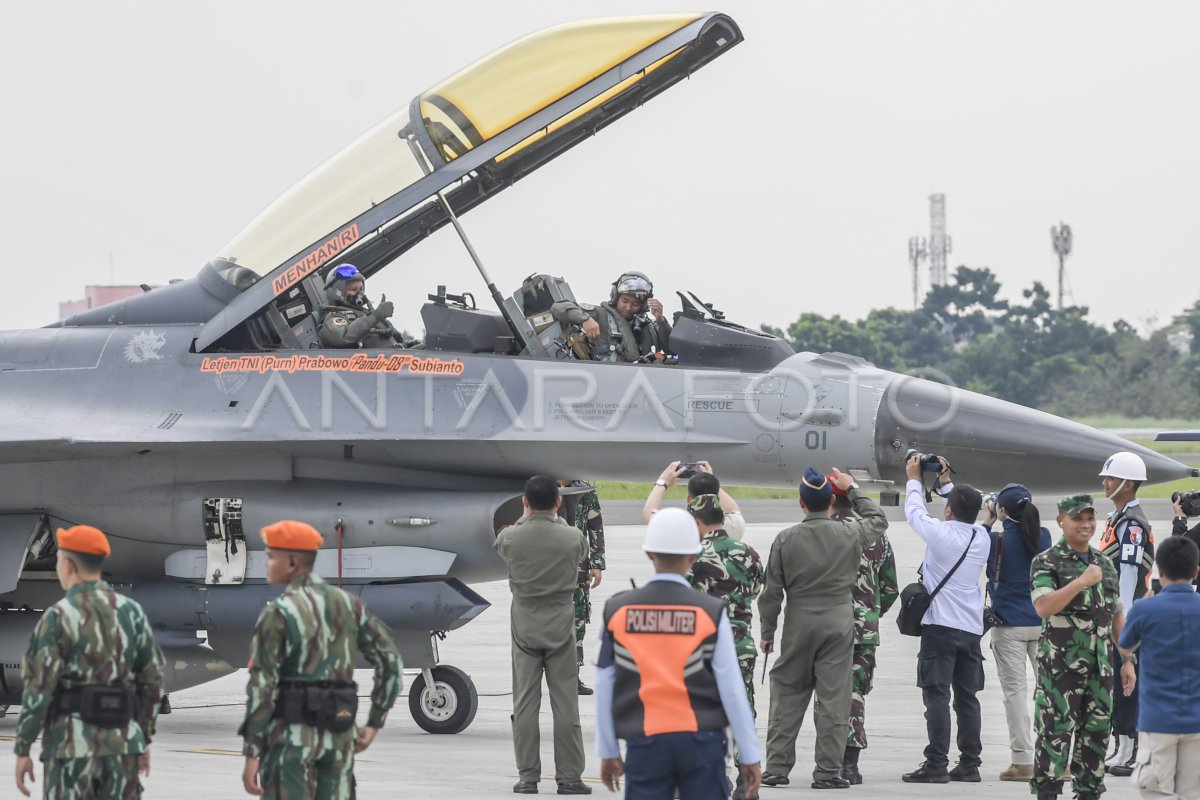 MENHAN TERIMA BREVET PENERBANGAN KEHORMATAN TNI AU | ANTARA Foto