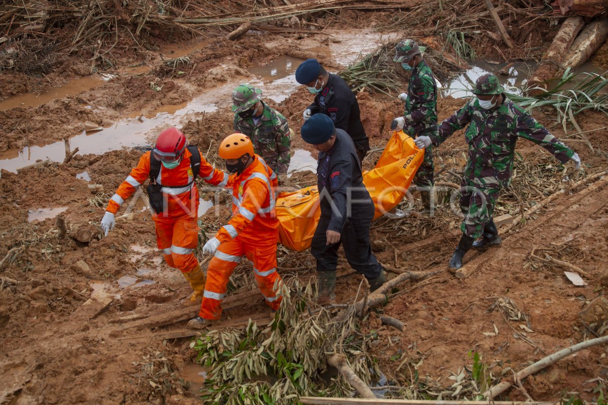 PENCARIAN KORBAN LONGSOR SERASAN | ANTARA Foto