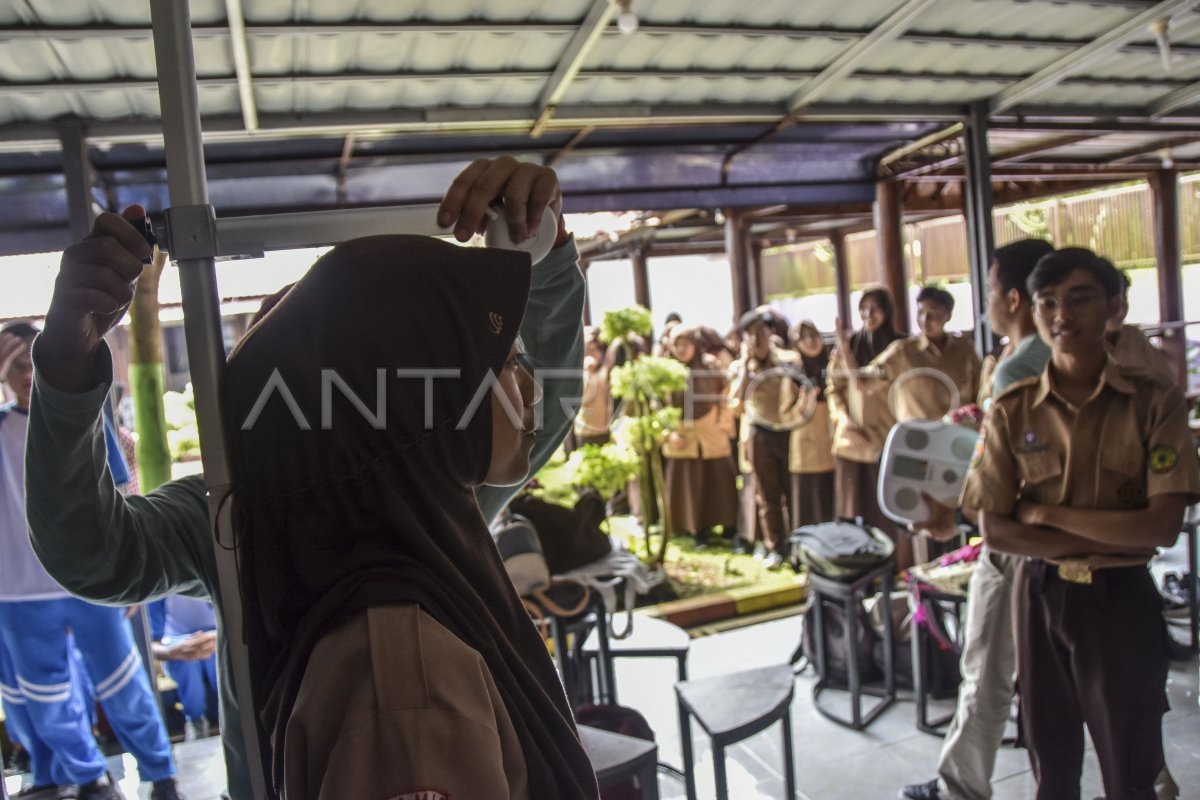 SKRINING KESEHATAN GRATIS BAGI REMAJA | ANTARA Foto