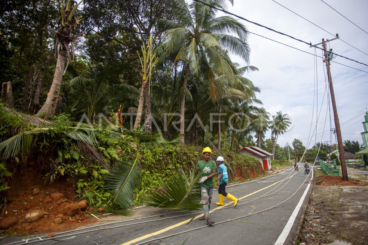 PEMULIHAN JARINGAN LISTRIK DI LOKASI BENCANA LONGSOR SERASAN | ANTARA Foto