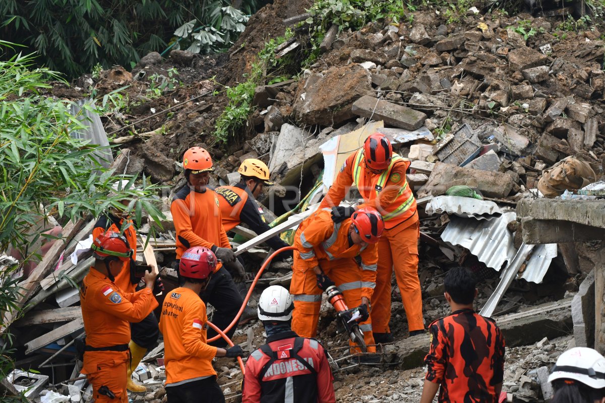 Pencarian Korban Tanah Longsor Di Kota Bogor Antara Foto 9734