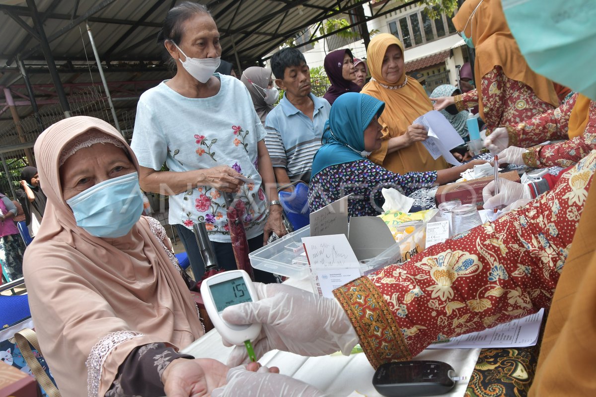 PEMERIKSAAN KESEHATAN UNTUK LANSIA | ANTARA Foto