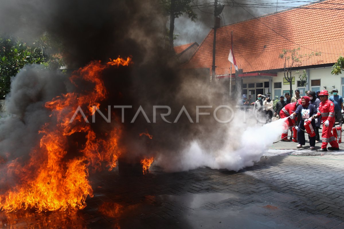 PELATIHAN MEMADAMKAN KEBAKARAN
