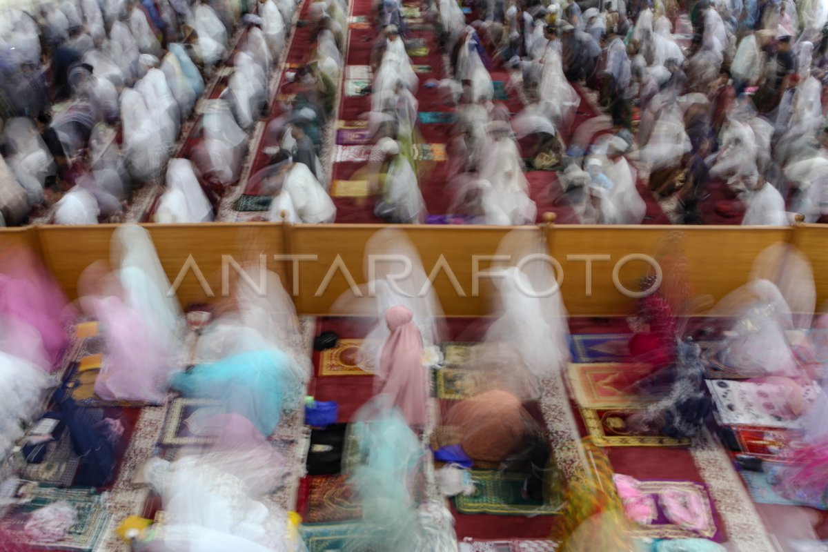 SHALAT TARAWIH PERTAMA DI JAKARTA | ANTARA Foto