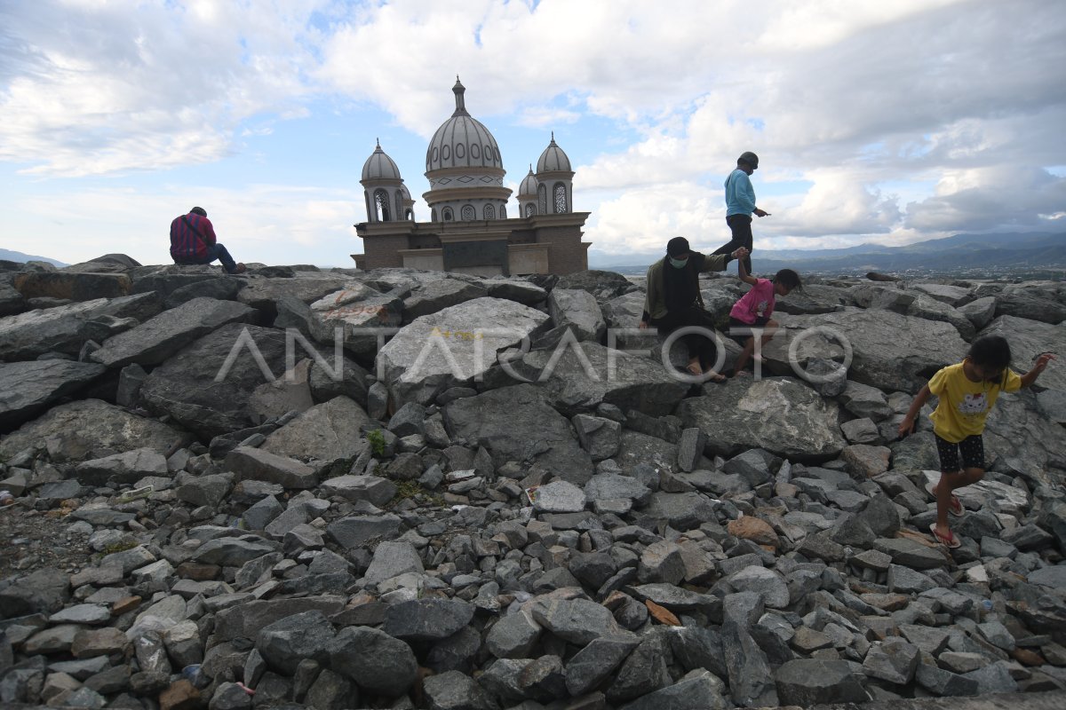 NGABUBURIT DI MASJID BEKAS TSUNAMI | ANTARA Foto