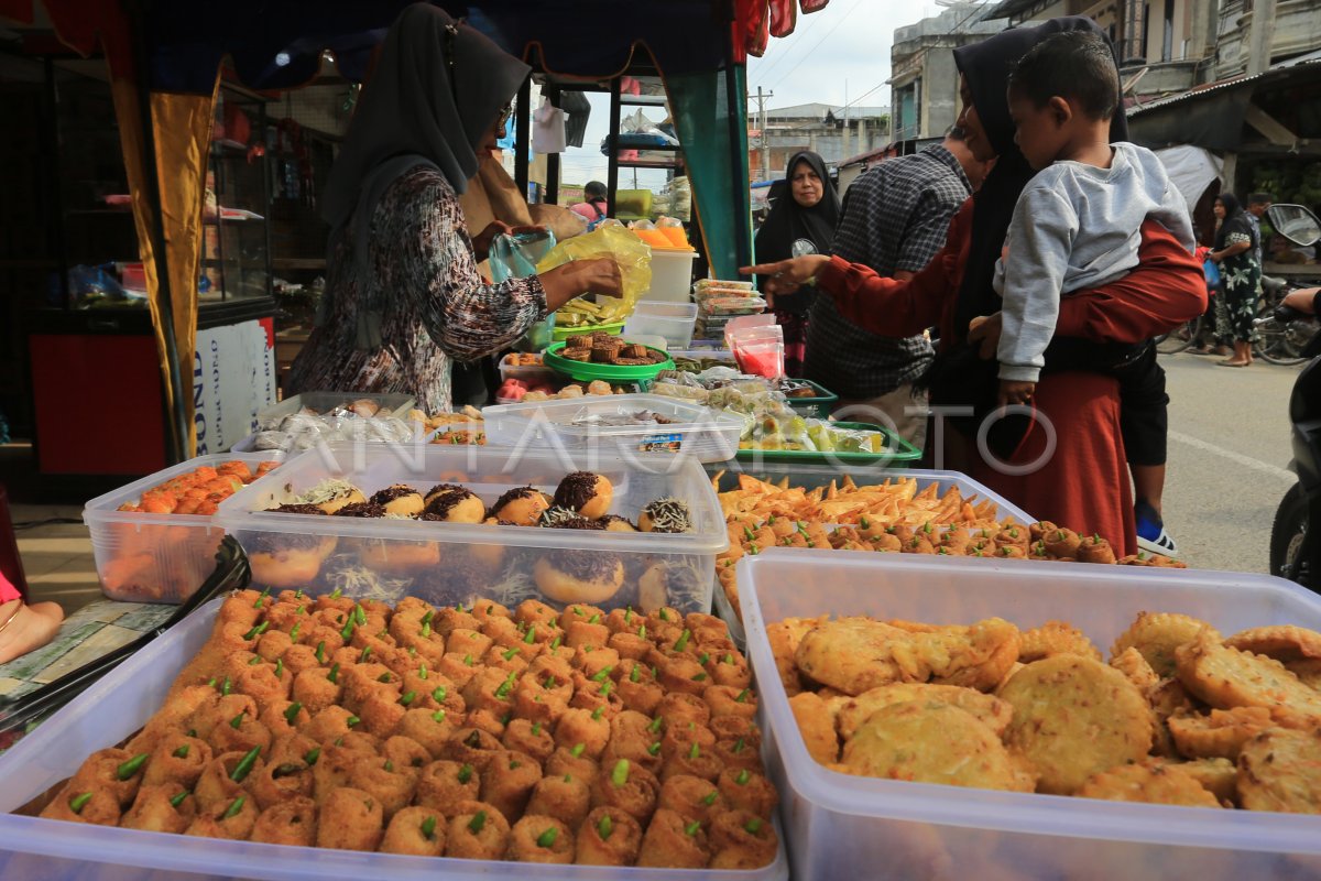 PENJUAL TAKJIL RAMADHAN DI ACEH | ANTARA Foto