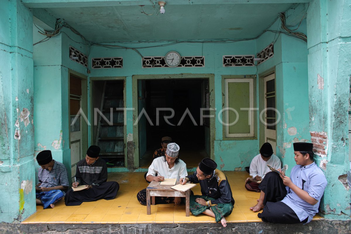 Tradisi Membaca Kitab Kuning Antara Foto