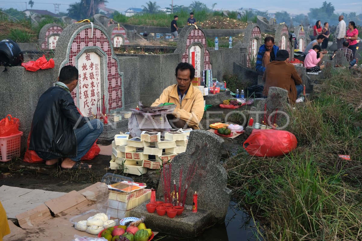 SEMBAHYANG KUBUR CHENG BENG DI KALBAR ANTARA Foto