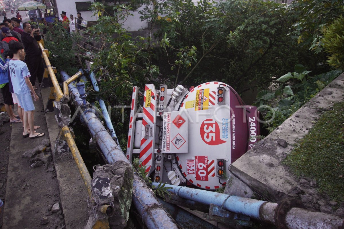 TRUK TANGKI BBM TERPEROSOK DI SUNGAI