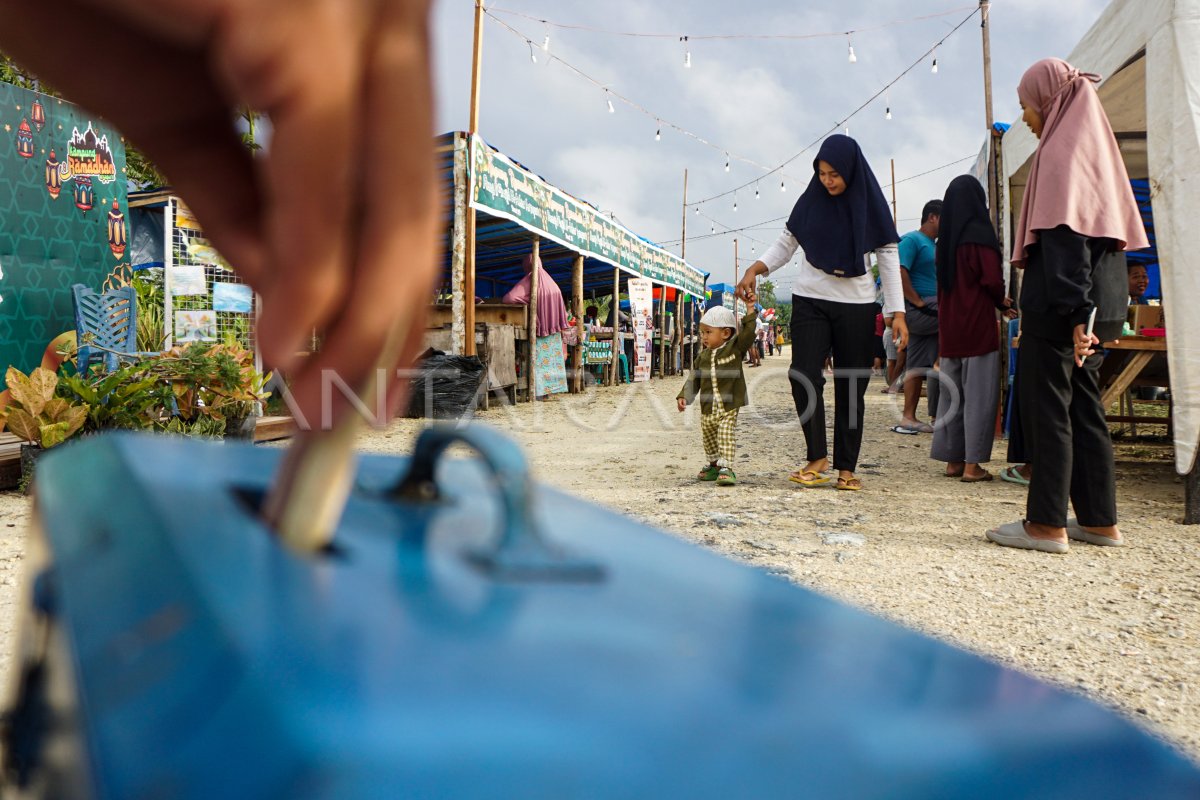 Ngabuburit Di Kampung Ramadhan Arsopura Papua Antara Foto