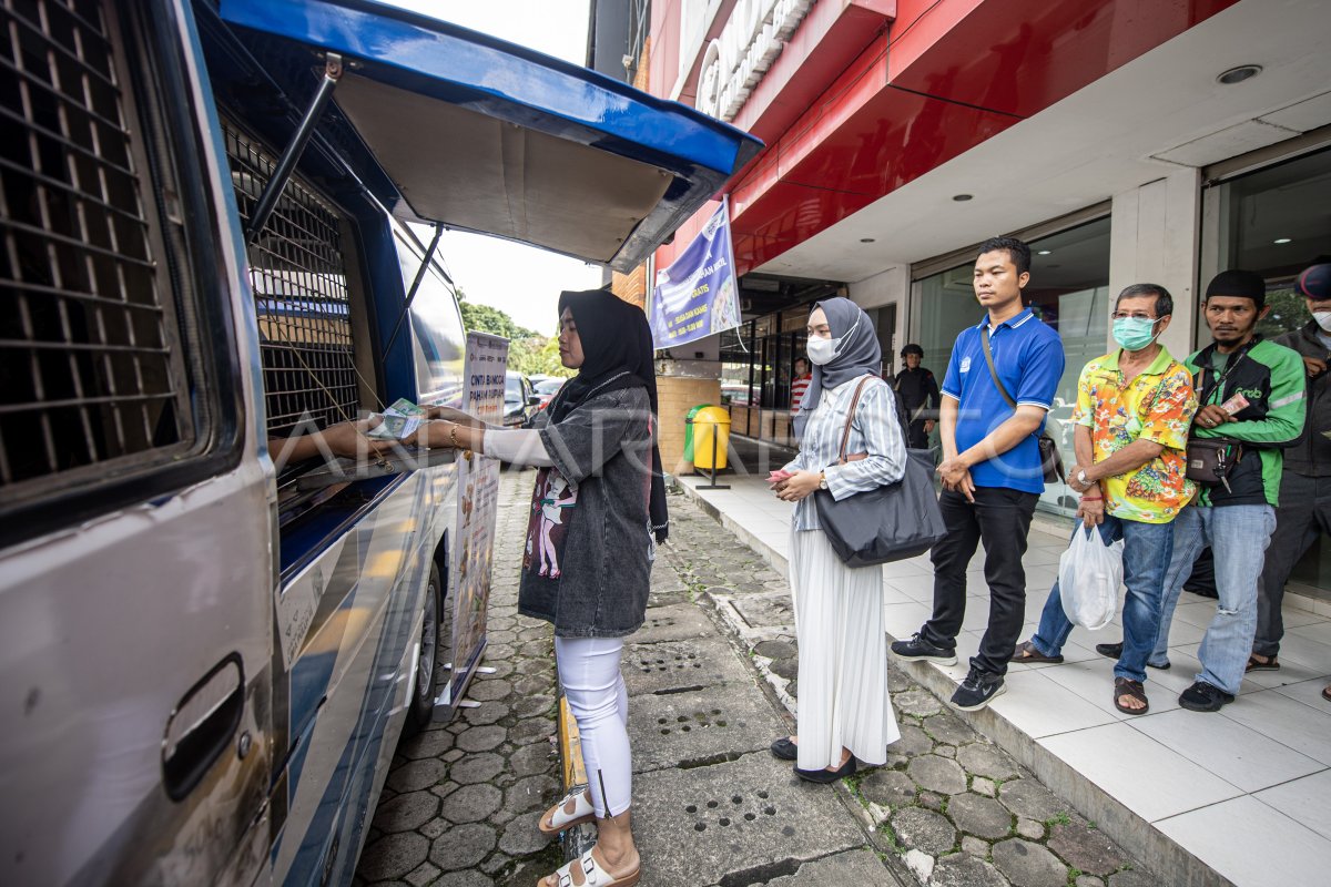 LAYANAN PENUKARAN UANG BANK INDONESIA | ANTARA Foto