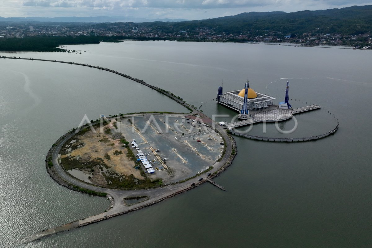 MASJID AL ALAM DI TENGAH TELUK KENDARI | ANTARA Foto