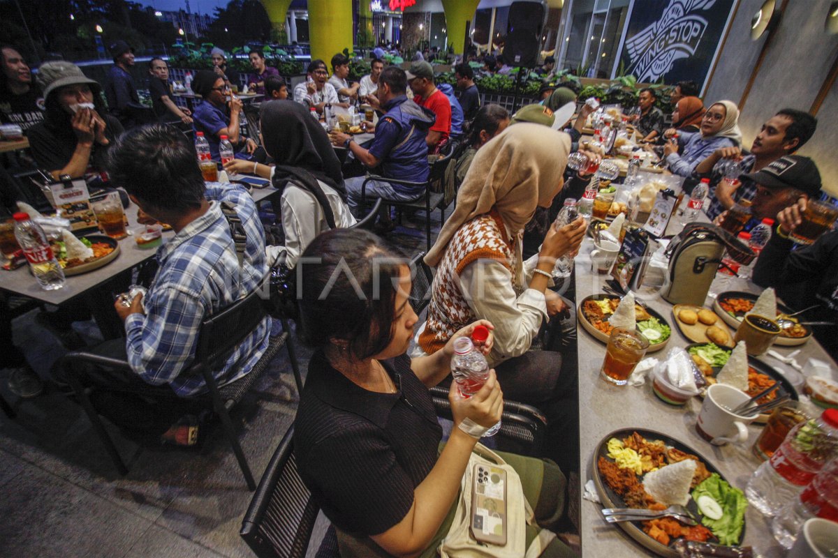 BUKA PUASA BERSAMA DI PUSAT PERBELANJAAN | ANTARA Foto