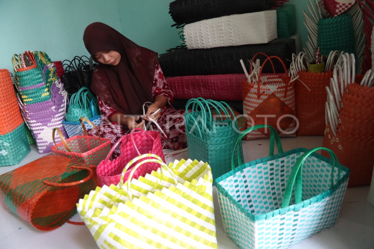 TAS PLASTIK SINTETIS | ANTARA Foto