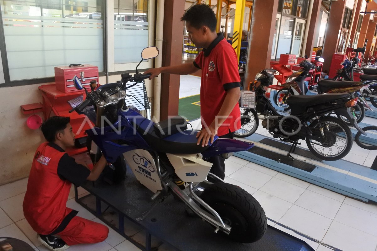 BENGKEL KONVERSI MOTOR BBM KE LISTRIK | ANTARA Foto