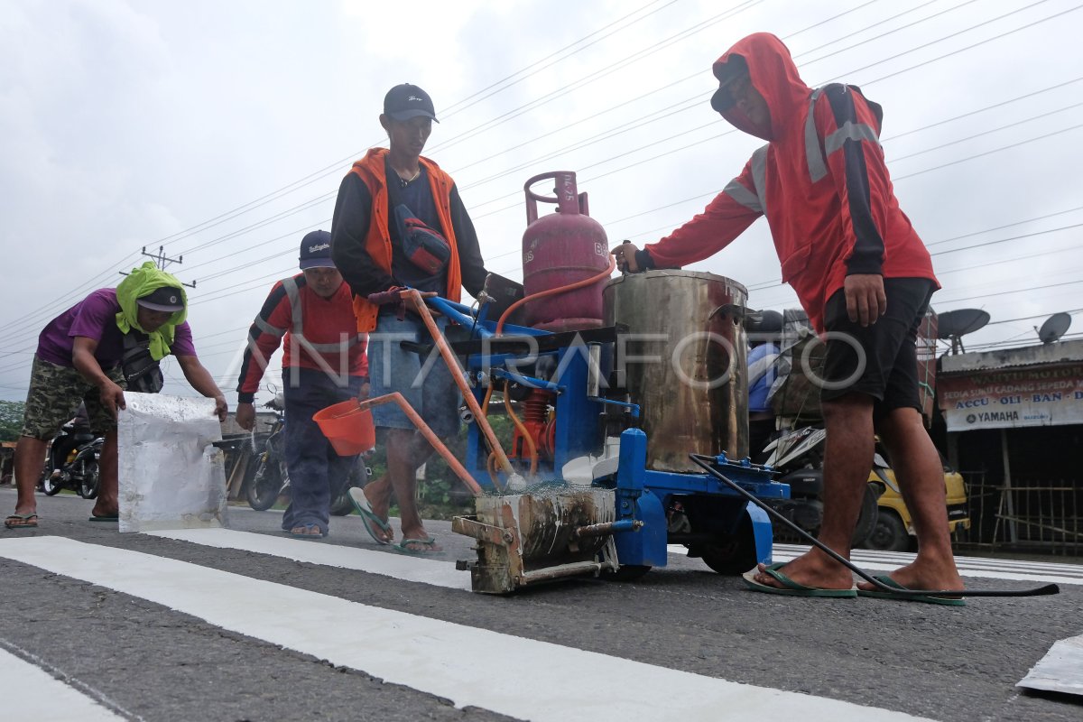 PEMBUATAN MARKAH PENYEBERANGAN PEJALAN KAKI DI JALAN NASIONAL | ANTARA Foto