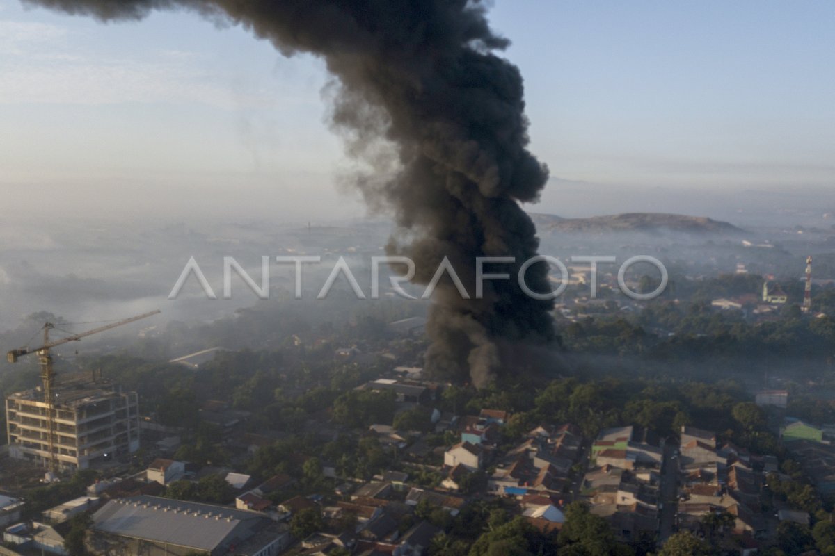 KEBAKARAN PABRIK PENGOLAHAN PLASTIK DI BANTARGEBANG | ANTARA Foto