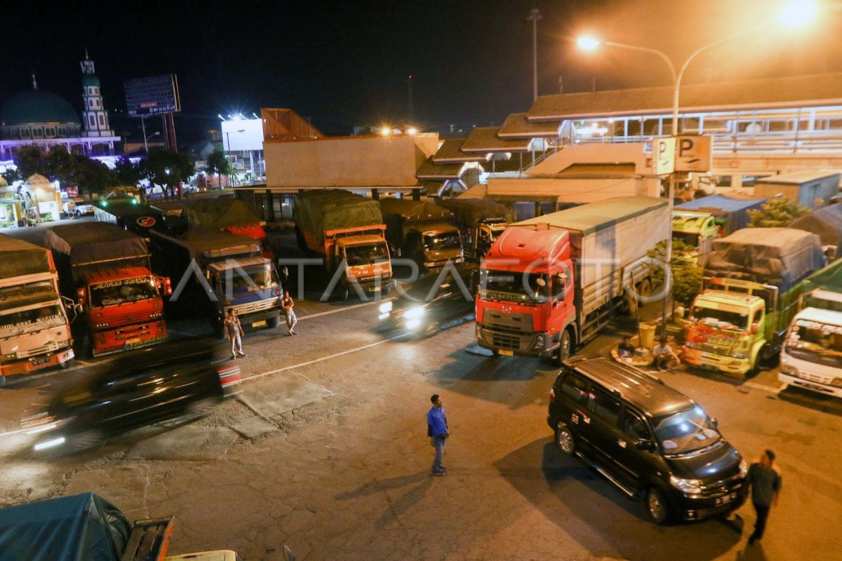 TRUK BARANG PADATI PELABUHAN KETAPANG | ANTARA Foto